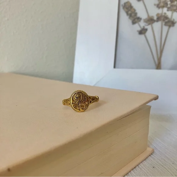 Gold Floral Signet Ring “Benecia” Victorian Oval Flat Bohemian Femme - Picture 4 of 12
